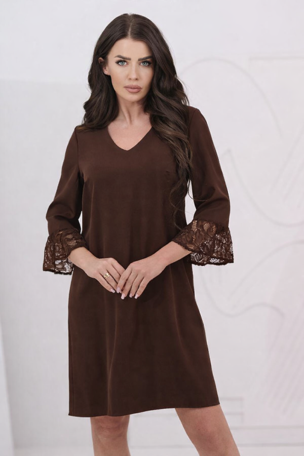 Brązowa Sukienka z Koronkowym Rękawem 3/4 – Elegancka, Klasyczna, Dekolt V